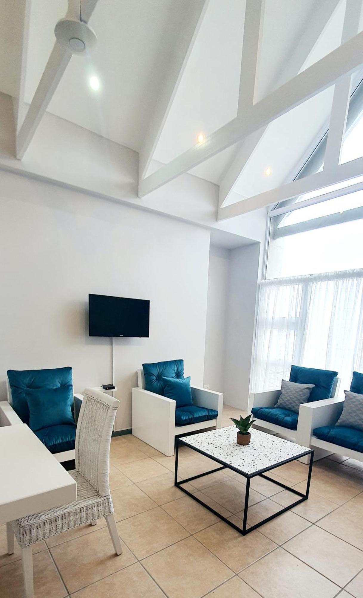 Point Village Hotel And Self Catering Моссел-Бей Экстерьер фото